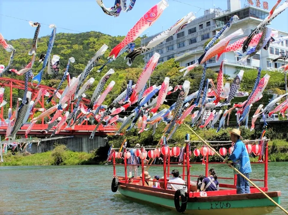 川上峡春まつり こいのぼりの吹流し